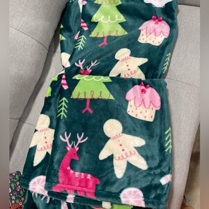 Pink Christmas Gingerbread Cupcakes Candy Green Holiday Plush Blanket 60x70 NWT